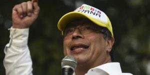 Hombre se arrodilló a Petro pidiendo perdón por votar por Duque