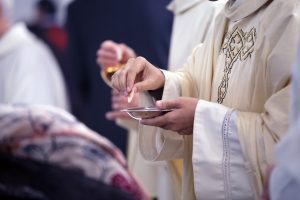 El cura que roba a su parroquia para jugar en la lotería