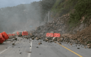 Abren paso a un carril en vía Medellín-Santa Fe de Antioquia