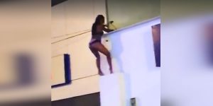 El peligro de «estreptease» de una mujer sobre un techo