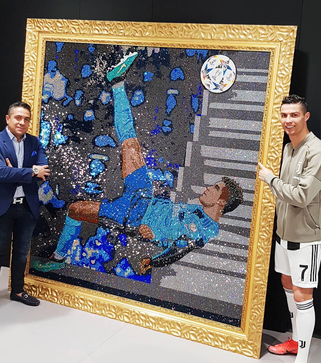 Colombiano Mr Bling inmortalizó la chilena de Cristiano a la Juventus, con cristales de Swarovski