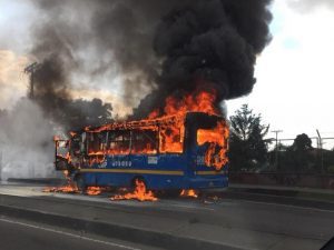Bus del SITP se incendia frente a Salitre Mágico