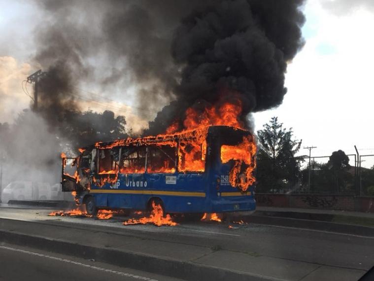 Bus del SITP se incendia frente a Salitre Mágico