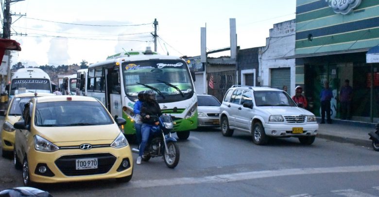 Alcalde de Rionegro elimina servicio colectivo de taxis para crear necesidad de tren ligero