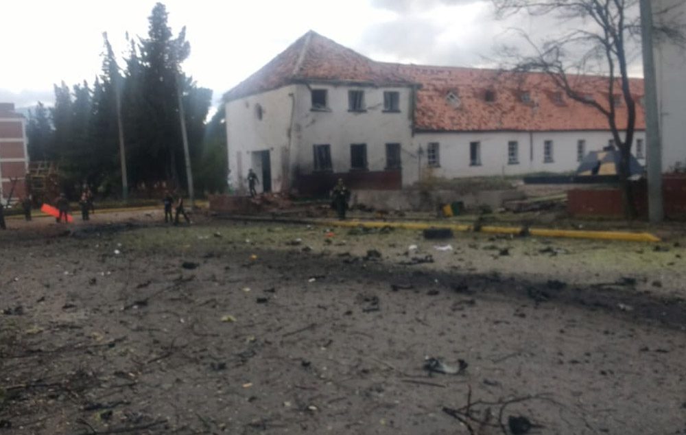 Coche bomba explota en Bogotá, 21 muertos en explosión y 68 heridos.