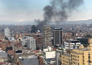 La calidad del aire de Bogotá mejora, pero las restricciones vehiculares siguen vigentes.