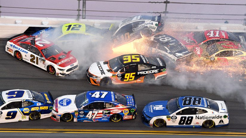 VIDEO: Un piloto provoca un accidente de más de 20 autos durante las 500 millas de Daytona
