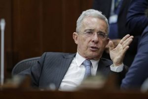 Uribe mantiene firme su propuesta de eliminar la JEP