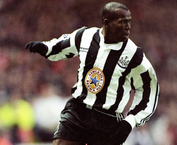 El Tino Asprilla vuelve a patear el balón para el Newcastle