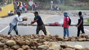 Protesta de indígenas pone en riesgo a trabajadores de corredor vial de Nuevo Cauca