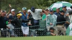VIDEO: Un guardia de seguridad casi hiere accidentalmente a Tiger Woods en pleno partido