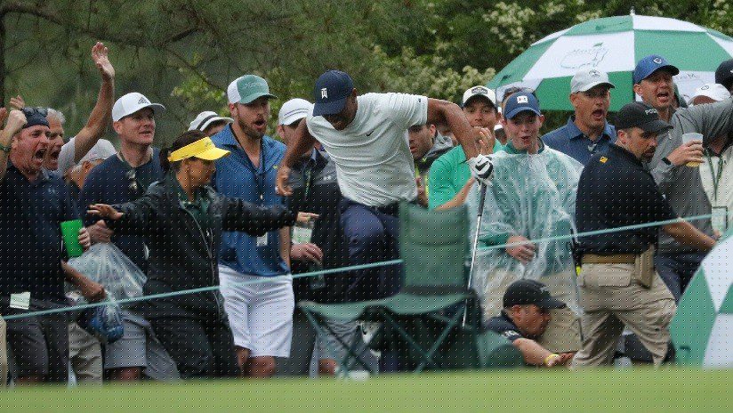 VIDEO: Un guardia de seguridad casi hiere accidentalmente a Tiger Woods en pleno partido