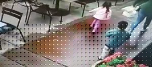 VIDEO: Una mujer y sus hijos se salvan milagrosamente de ser atropellados al estrellarse un coche contra un restaurante