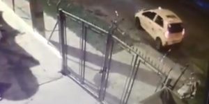 Buscan a taxista que atropelló varias veces a dos jóvenes en Medellín