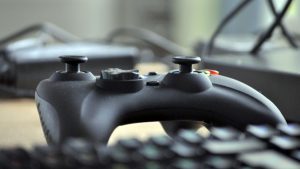 VIDEO: Padre obliga a su hijo a destruir la PlayStation por sacar malas notas