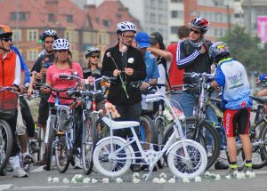 Más policías patrullarán los carriles de bicicletas designados de Bogotá después de atracos