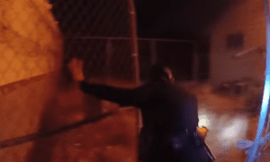 VIDEO: Policías de Los Ángeles rescatan a un hombre inconsciente de una casa en llamas