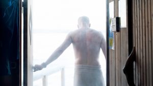 En un sauna de Suecia y desnudos, un policía arresta a un fugitivo