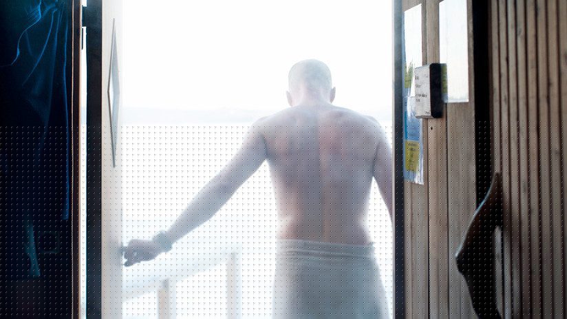 En un sauna de Suecia y desnudos, un policía arresta a un fugitivo