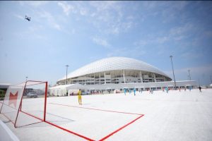 Vasos reciclados del Mundial de Rusia fueron usados para construir cancha sintética