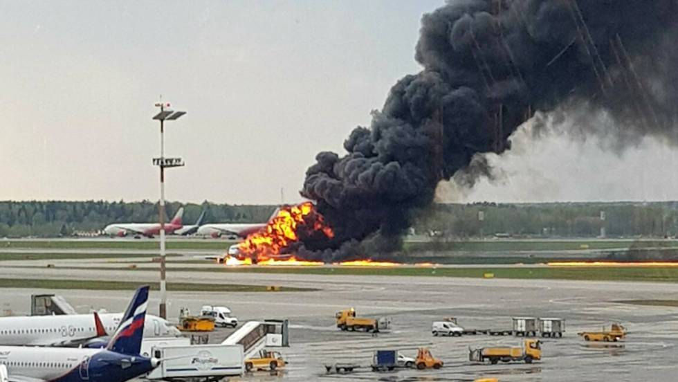Al menos 13 muertos tras un aterrizaje de emergencia en un aeropuerto de Moscú