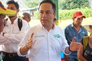 Leonardo Puentes atiende problemática del relleno sanitario en la comunidad La Niata
