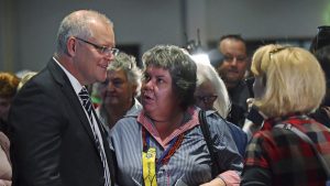VIDEO: Lanza un huevo al primer ministro australiano pero rebota y queda intacto