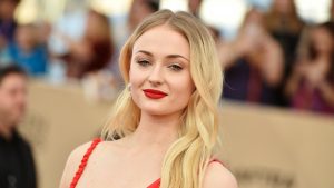 ‘Sansa Stark’ revela quien dejó el vaso de café en una escena de la serie GOT