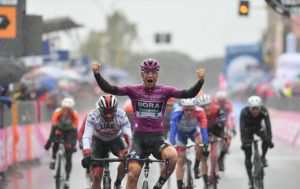 Akerman ganó la quinta etapa del Giro; Gaviria terminó segundo
