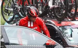 ¡Se bajó uno de los favoritos! Tom Dumoulin abandonó el Giro por fuerte dolor en la rodilla