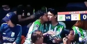 (Video) ¡Que viva el amor! Así pillaron a dos hinchas de Nacional en la previa al partido contra Santa Fe