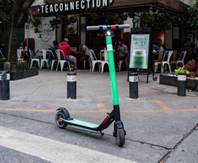 Reglamentan uso de patinetas y bicicletas