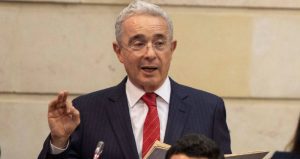Uribe: publicar pruebas del caso Santos-Odebrecht puede tumbar el establecimiento