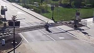 VIDEO: Motociclista fue salvado milagrosamente ante la llegada de un tren