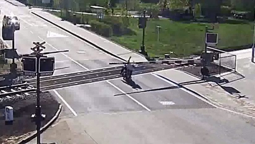 VIDEO: Motociclista fue salvado milagrosamente ante la llegada de un tren