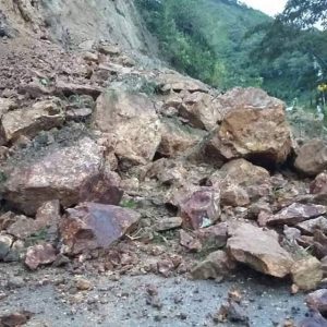 Fuertes lluvias ocasionan desplazamiento en carretera a Ebéjico
