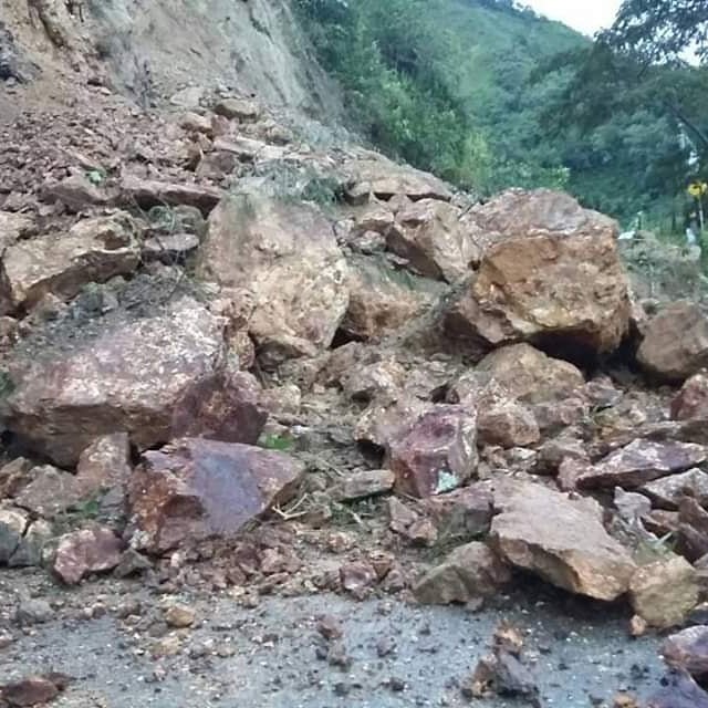 Fuertes lluvias ocasionan desplazamiento en carretera a Ebéjico
