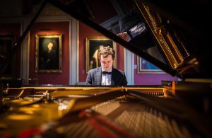 Benjamin Grosvenor ofrece una actuación conmovedora en el Teatro Mayor