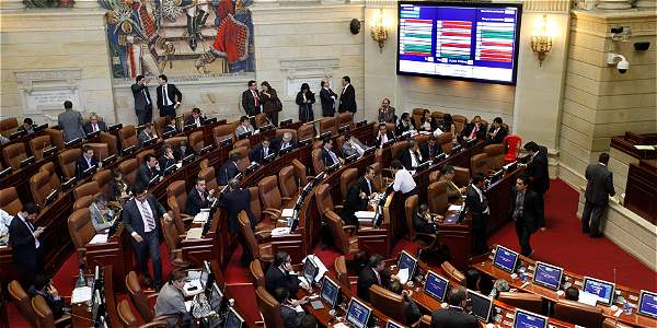 W Radio genera fake news para relacionar a Carolina Carrillo con actos del director la revista Congreso