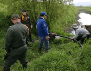 Capturan hombre que extraía agua del río Bogotá no apta para riego de cultivos