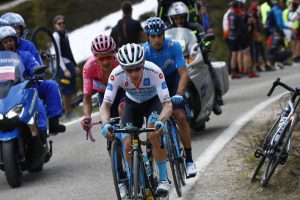 Chaves renace y se lleva la 19ª etapa del Giro en la que Carapaz no cede tiempo a sus rivales