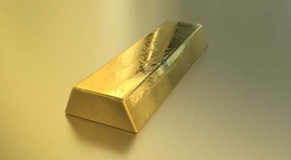 Precio del oro alcanza los 1.350 dólares por onza
