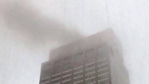 Así quedó el helicóptero que se estrelló contra un rascacielos en Manhattan