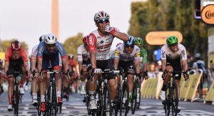 Caleb Ewan ganó la última etapa del Tour en los Campos Elíseos