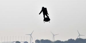 Francés que intentaba cruzar Canal de la Mancha en ‘flyboard’ fracasa en el intento