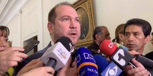 Lidio García, nuevo presidente del Senado, aclaró que Uribe no lo golpeó