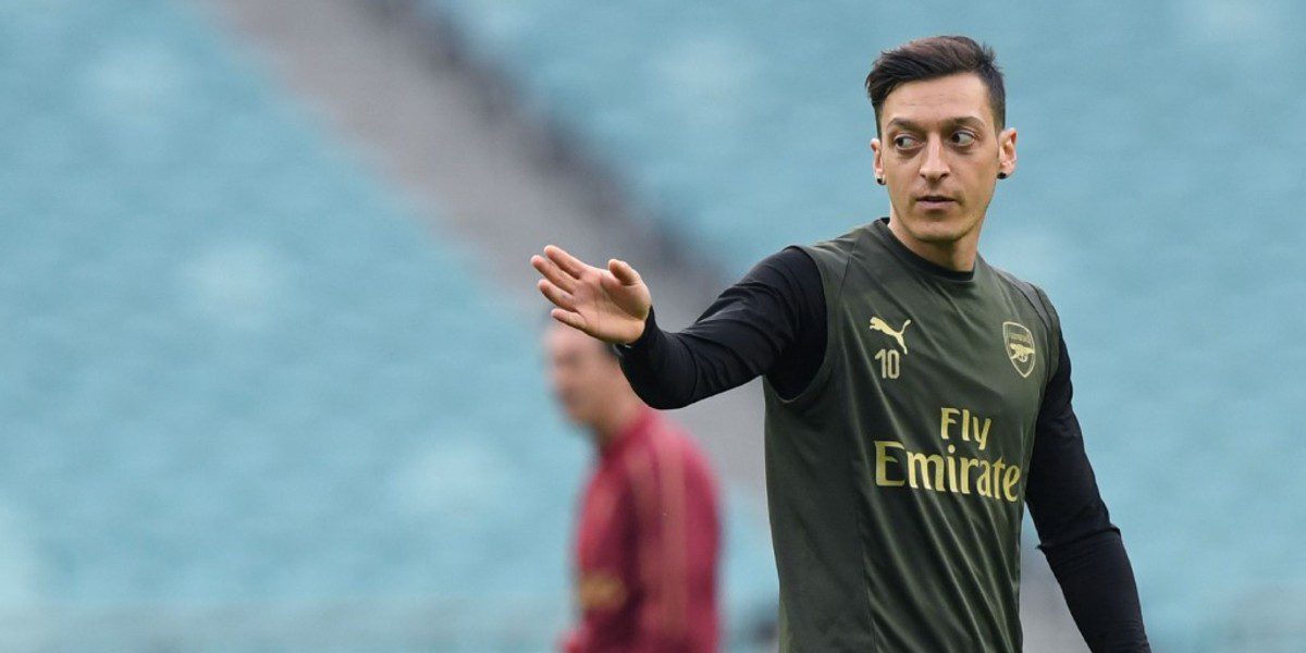 Ozil iba a ser asaltado, pero un inesperado héroe apareció para salvarlo