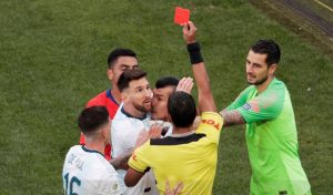 (Video) Con polémica, así fueron las dos expulsiones en la carrera de Lionel Messi