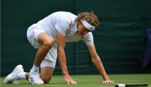Zverev y Tsitsipas decepcionaron en Wimbledon y fueron eliminados en primera ronda