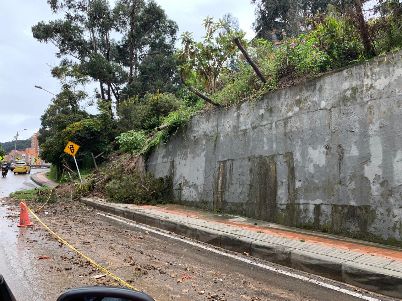 Fuertes lluvias generan desplazamiento de tierra en zona norte de Bogotá